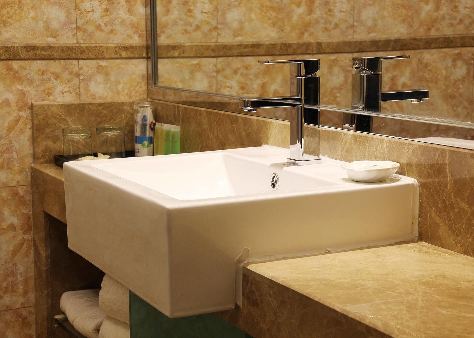 Zhuhai Platinum Holiday Hotel Екстер'єр фото