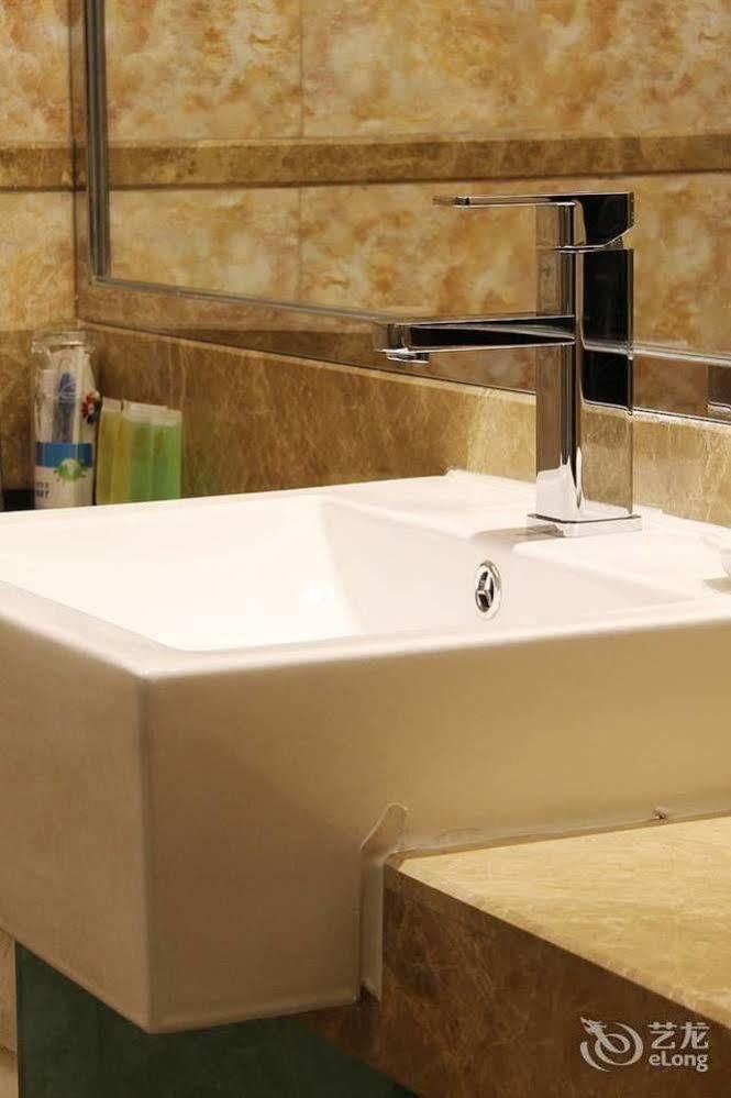 Zhuhai Platinum Holiday Hotel Екстер'єр фото